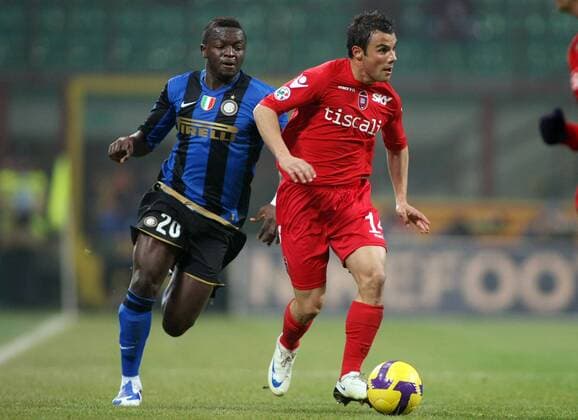 Francesco Pisano (Cagliari, re.) gegen Sulley Ali Muntari (Inter Mailand) -  Fußball Herren Serie A 2008 2009, 1. Italienische Liga, FC Internazionale Mailand - US Cagliari Calcio 1:1 Gruppe Mailand Dynamik,