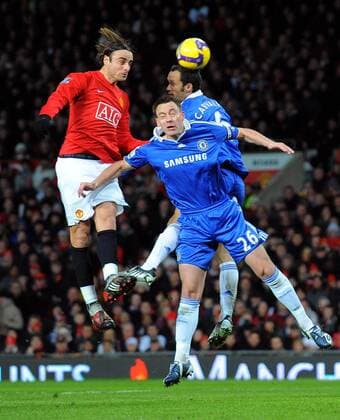 Dimitar Berbatov (Manchester United, li.) gegen John Terry (vorn) und Ricardo Carvalho (beide Chelsea) - EDITORIAL USE ONLY. No use with unauthorised audio, video, data, fixture lists, club league logos or live services. Online in-match use limited to 120 images, no video emulation. No use in betting, games or single club league player publications. Fußball Herren English Premier League 2008 2009, 1. Englische Liga, Manchester United - Chelsea FC London 3:0, ManU Gruppe Manchester Dynamik,