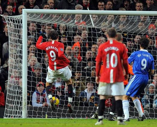 Dimitar Berbatov (Manchester United, li.) trifft zum 3:0 gegen Chelsea - EDITORIAL USE ONLY. No use with unauthorised audio, video, data, fixture lists, club league logos or live services. Online in-match use limited to 120 images, no video emulation. No use in betting, games or single club league player publications. Fußball Herren English Premier League 2008 2009, 1. Englische Liga, Manchester United - Chelsea FC London 3:0, ManU Gruppe Manchester Dynamik,