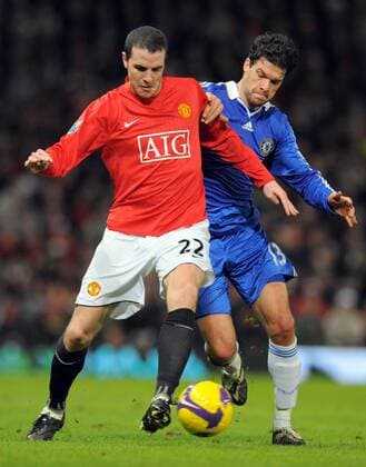 John O Shea (Manchester United, li.) gegen Michael Ballack (Chelsea) - EDITORIAL USE ONLY. No use with unauthorised audio, video, data, fixture lists, club league logos or live services. Online in-match use limited to 120 images, no video emulation. No use in betting, games or single club league player publications. Fußball Herren English Premier League 2008 2009, 1. Englische Liga, Manchester United - Chelsea FC London 3:0 Gruppe Manchester Dynamik,
