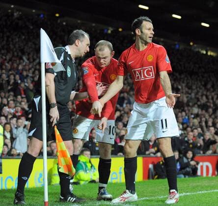 Wayne Rooney (Mitte) und Ryan Giggs (beide Manchester United) diskutieren mit dem Linienrichter - EDITORIAL USE ONLY. No use with unauthorised audio, video, data, fixture lists, club league logos or live services. Online in-match use limited to 120 images, no video emulation. No use in betting, games or single club league player publications. Fußball Herren English Premier League 2008 2009, 1. Englische Liga Gruppe Manchester Spannung,