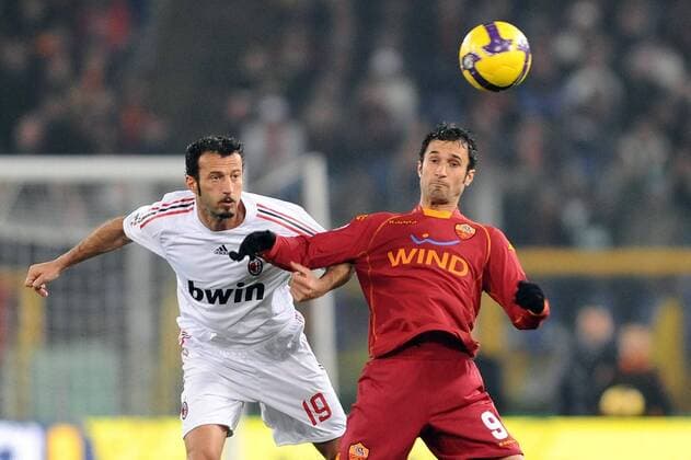 Giuseppe Favalli (AC Mailand, li.) gegen Mirko Vucinic (AS Rom) -  Fußball Herren Serie A 2008 2009, 1. Italienische Liga, AS Rom - AC Mailand 2:2, Milan, Roma Gruppe Rom Dynamik,
