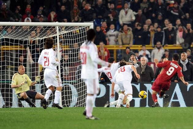 Mirko Vucinic (AS Rom, re.) erzielt das 1:0 gegen Torwart Christian Abbiati (AC Mailand) -  Fußball Herren Serie A 2008 2009, 1. Italienische Liga, AS Rom - AC Mailand 2:2, Milan, Roma Totale Rom Dynamik,