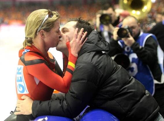 Claudia Pechstein (Deutschland) erhält nach ihrem EM Sieg in Heerenveen ein Kuss von ihrem Ehemann Marcus Bucklitsch - Mit diesem Titel ist sie erfolgreichste EM Teilnehmerin und älteste Titelträgerin aller Zeiten -  Eisschnellauf EM Damen Europameisterschaft 2009 Gruppe Heerenveen Harmonie, Freude,