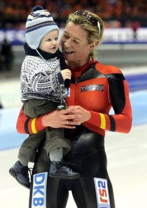 Claudia Pechstein (Deutschland) bejubelt mit ihrem Neffen Eric ihren EM Sieg in Heerenveen - Mit diesem Titel ist sie erfolgreichste EM Teilnehmerin und älteste Titelträgerin aller Zeiten -  Eisschnellauf EM Damen Europameisterschaft 2009 Gruppe Heerenveen Freude,