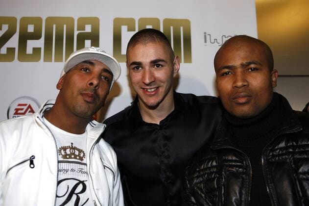 Karim Benzema (Frankreich Lyon, Mitte) neben DJ Abdel und Ikbal anlässlich der Präsentation von Benzemas neuer Internetseite -  (pan29430) Fußball Herren Ligue 1 2008 2009, 1. Französische Liga, Olympique Lyonnais, OL Gruppe Lyon
