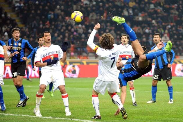 Adriano (Inter Mailand, re.) - Fallrückzieher -  Fußball Herren Coppa Italia 2008 2009, Italienischer Pokal, Pokalspiel, FC Internazionale Mailand - Genoa CFC 3:1 Gruppe Mailand Dynamik,