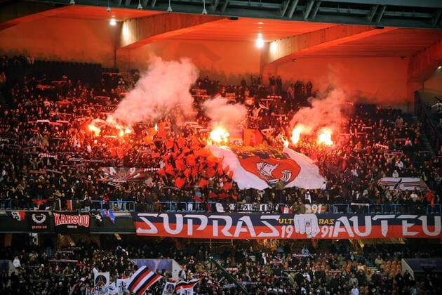 Fans von Paris St. German zünden ein bengalisches Feuer -  (pan29450) Fußball Herren Coupe de la Ligue 2008 2009, Ligapokal, Pokal, Pokalspiel, Paris Saint German PSG Totale Paris
