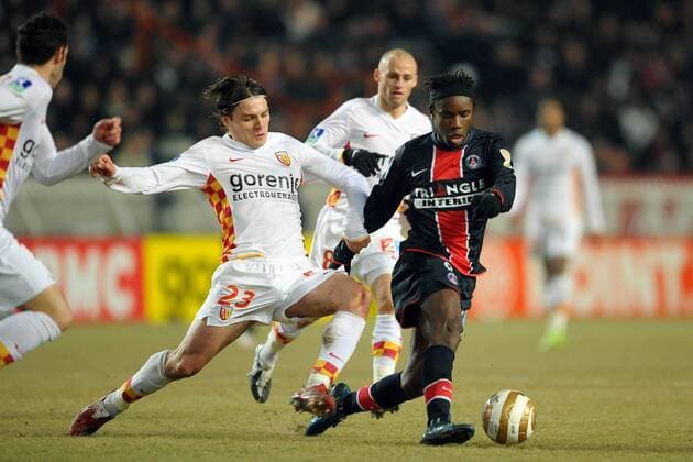 Peguy Luyindula (Paris St. Germain, re.) gegen Nenad Kovacevic (Lens) -  (pan29450) Fußball Herren Coupe de la Ligue 2008 2009, Ligapokal, Pokal, Pokalspiel, Paris Saint Germain - Racing Club de Lens Gruppe RC PSG Paris Dynamik,