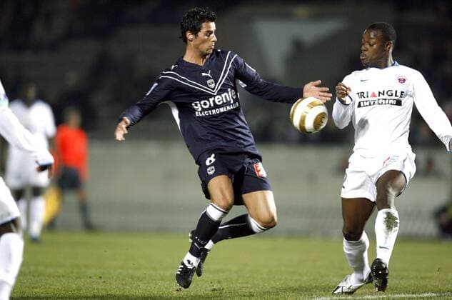 Yoann Gourcuff (Bordeaux, li.) gegen Lamine Kone (Chateauroux) -  (pan29447) Fußball Herren Coupe de la Ligue 2008 2009, Ligapokal, Pokal, Pokalspiel, Gruppe Bordeaux Dynamik,