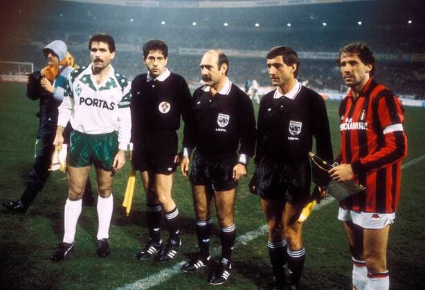 Mirko Votava (Bremen, li.), Franco Baresi (AC Mailand, re.) und das Schiedsrichtergespann um FIFA Schiedsrichter Jose Rosa Dos Santos (Portugal, Mitte) Fußball EC 1 Herren DEUTSCHSPRACHIGE SPORTZEITSCHRIFTEN UND -ZEITUNGEN NUR NACH RÜCKSPRACHE 1988 1989 Gruppe Bremen