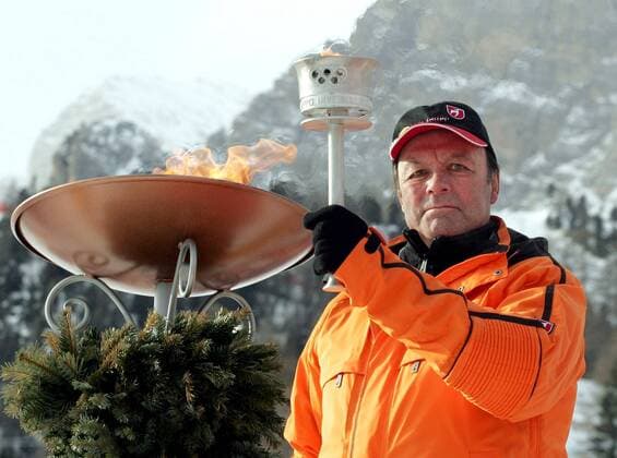 Toni Sailer (Österreich) zündet anlässlich des 50 jährigen Jubiläums der Olympischen Spiele in Cortina d Ampezzo nochmals das Feuer an -  Alpiner Skilauf OS Winter Herren 50 Jahre Olympische Spiele in Cortina d Ampezzo 2006, Winterspiele 1956, Jubiläum, jähriges Einzelbild Cortina d Ampezzo, dAmpezzo