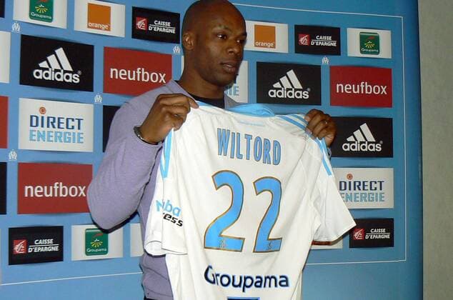 Neuzugang Sylvain Wiltord (Marseille) präsentiert sein neues Trikot -  (pan29456) Fußball Herren Ligue 1 2008 2009, 1. Französische Liga, Pressekonferenz, Pressetermin, Olympique de Marseille, OM, Einzelbild Marseille