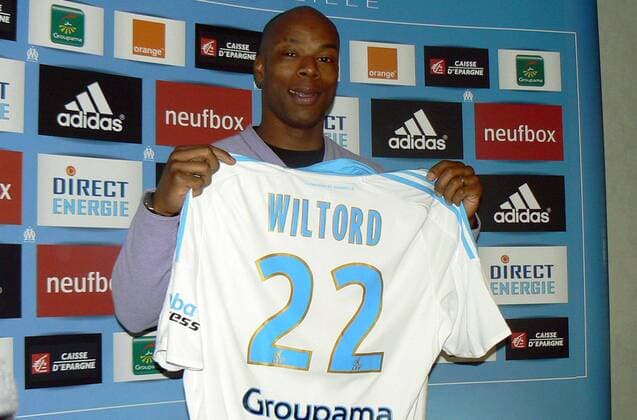Neuzugang Sylvain Wiltord (Marseille) präsentiert sein neues Trikot -  (pan29456) Fußball Herren Ligue 1 2008 2009, 1. Französische Liga, Pressekonferenz, Pressetermin, Olympique de Marseille, OM, Einzelbild Marseille