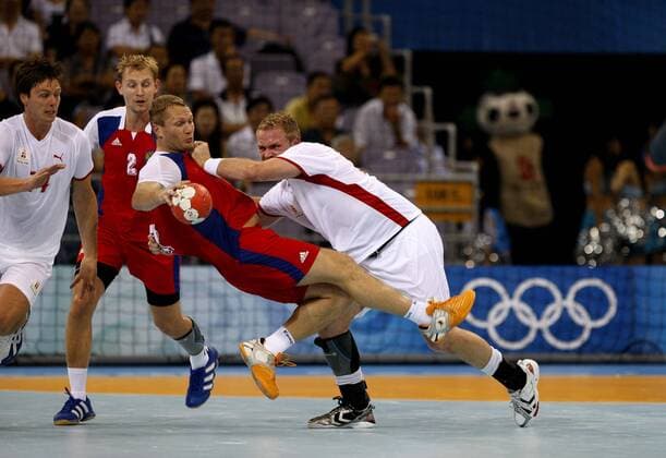 Joachim Boldsen (Dänemark, re.) gegen Eduard Koksharov (Russland) -  Handball OS Sommer Herren Olympische Spiele Peking 2008, Sommerspiele, Nationalteam, Nationaltrikot, Länderspiel Gruppe Peking Dynamik, Kampf,