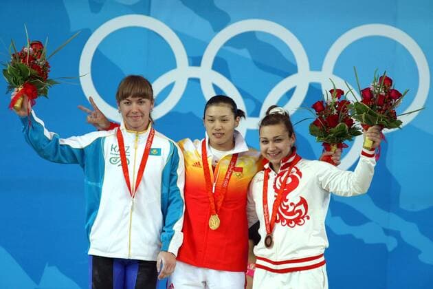 Cao Lei (China, Mitte), Olympiasiegerin 2008 im Gewichtheben in der Klasse bis 75kg, vor Alla Vazhenina (Kasachstan, li.) und Nadeshda Evstukhina (Russland) -  Gewichtheben OS Sommer Damen Olympische Spiele Peking 2008, Sommerspiele, Klasse bis 75kg, 75 kg, Kilogramm Gruppe Peking Freude,