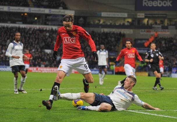 Dimitar Berbatov (Manchester United, li.) gegen Gary Cahill (Bolton) - EDITORIAL USE ONLY. No use with unauthorised audio, video, data, fixture lists, club league logos or live services. Online in-match use limited to 120 images, no video emulation. No use in betting, games or single club league player publications. Fußball Herren English Premier League 2008 2009, 1. Englische Liga, Bolton Wanderers - Manchester United Gruppe Bolton Dynamik, Kampf,