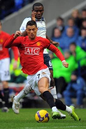 Cristiano Ronaldo (Manchester United, vorn) gegen Fabrice Muamba (Bolton) - EDITORIAL USE ONLY. No use with unauthorised audio, video, data, fixture lists, club league logos or live services. Online in-match use limited to 120 images, no video emulation. No use in betting, games or single club league player publications. Fußball Herren English Premier League 2008 2009, 1. Englische Liga, Bolton Wanderers - ManU 0:1 Gruppe Bolton Dynamik,