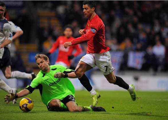 Cristiano Ronaldo (Manchester United) gegen Torwart Jussi Jääskeläinen (Bolton) - EDITORIAL USE ONLY. No use with unauthorised audio, video, data, fixture lists, club league logos or live services. Online in-match use limited to 120 images, no video emulation. No use in betting, games or single club league player publications. Fußball Herren English Premier League 2008 2009, 1. Englische Liga, Bolton Wanderers - ManU 0:1 Gruppe Bolton Dynamik,