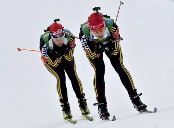 Kati Wilhelm (re.) vor Magdalena Neuner (beide Deutschland) Biathlon Damen Weltcup 2008 2009, Welt Cup, Worldcup, World, WC, 10km Verfolgung Gruppe Ruhpolding Dynamik,