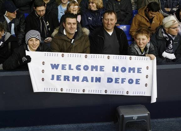 Welcome Home Jermain Defoe - Fans heißen Jermain Defoe (Tottenham Hotspur) willkommen - EDITORIAL USE ONLY. No use with unauthorised audio, video, data, fixture lists, club league logos or live services. Online in-match use limited to 120 images, no video emulation. No use in betting, games or single club league player publications. Fußball Herren English Premier League 2008 2009, 1. Englische Liga, Tottenham Hotspurs, Spurs Gruppe London