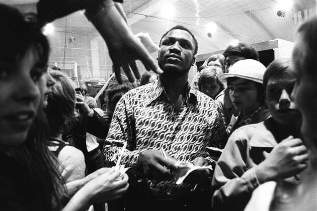Joe Frazier (USA, Mitte) während einer Autogrammstunde Boxen Herren Boxsport 1971, Profiboxen, Schwergewicht, Vneg Gruppe Berlin