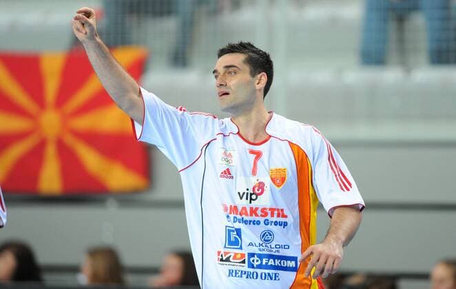 Kiril Lazarov (Mazedonien) gibt Anweisungen Handball Länderspiel Herren WM 2009, Nationalteam, Nationaltrikot Einzelbild Varazdin Nachdenklichkeit,