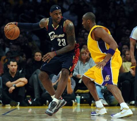 LeBron James (Cleveland Cavaliers, li.) gegen Kobe Bryant (Los Angeles Lakers) -  (LAP2009011906) Basketball Herren NBA 2008 2009, Los Angeles Lakers - Cleveland Cavaliers 105:88 Gruppe Los Angeles, LA, L A Dynamik,