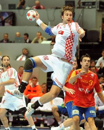 Igor Vori (Kroatien) am Ball Handball Länderspiel Herren WM 2009, Nationalteam, Nationaltrikot, Spanien - Kroatien Einzelbild Split Dynamik,