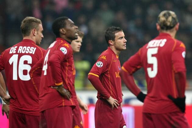 Matteo Brighi (Mitte) und Daniele De Rossi (beide AS Rom) enttäuscht -  Fußball Herren Coppa Italia 2008 2009, Italienischer Pokal, Pokalspiel, AS Rom, Roma Gruppe Mailand Enttäuschung,