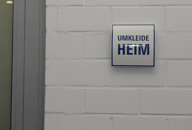 Hinweisschild der Umkleide für die Heimmannschaft in der Rhein Neckar Arena - Heimspielstätte der TSG 1899 Hoffenheim Fußball 1. BL Herren Saison 2008 2009, TSG 1899 Hoffenheim Einzelbild Fotostory, Stadionstory, Vereinsstory Sinsheim