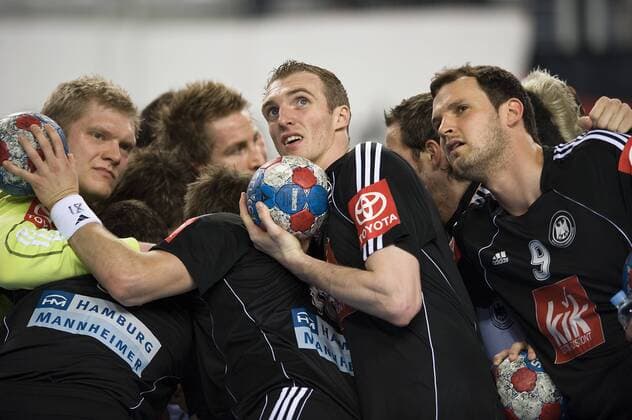 Spielerkreis Deutschland mit Torwart Johannes Bitter (li.), Holger Glandorf (Mitte) und Jens Tiedtke (re.) Handball Länderspiel Herren WM 2009, Nationalteam, Nationaltrikot Gruppe Varazdin