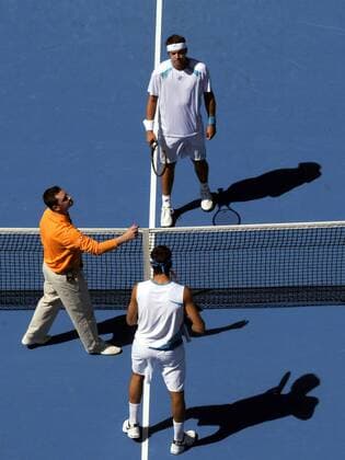 Schiedsrichter wirft eine Münze zur Seitenwahl vor der Partie Gilles Muller (Luxemburg, hi.) gegen Juan Martin del Potro (Argentinien) Tennis Herren Australian Open 2009, Grand Slam, ATP Tour, Aufmacher Gruppe Melbourne
