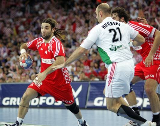 Ivano Balic (Kroatien, li.) gegen Gabor Herbert (Ungarn) -  Handball WM Herren WM 2009, Länderspiel, Nationalmannschaft, Nationaltrikot, Ungarn - Kroatien 22:27 Gruppe Zagreb Dynamik,