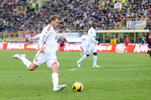 David Beckham (AC Mailand) mit seiner Spezialität, der Flanke aus vollem Lauf -  Fußball Herren Serie A 2008 2009, 1. Liga, AC Mailand, Milan Einzelbild Bologna Dynamik,