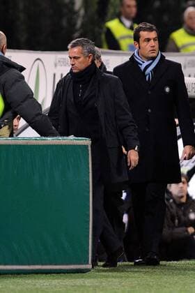 Trainer Jose Mourinho (Inter Mailand, li.) tritt zu seiner Tribünenstrafe an -  Fußball Herren Serie A 2008 2009, 1. Italienische Liga, FC Internazionale Mailand Gruppe Mailand
