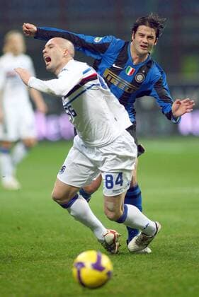 Andrea Raggi (Sampdoria Genua, li.) gegen Christian Chivu (Inter Mailand) -  Fußball Herren Serie A 2008 2009, 1. Italienische Liga, FC Internazionale Mailand - Sampdoria Genua 1:0 Gruppe Mailand Dynamik, Kampf,