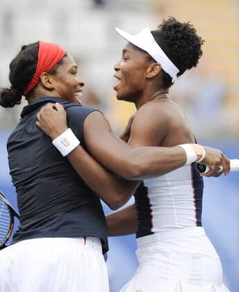Olympia, Historie, Rückblick auf die Sommerspiele 2008 in Peking Venus Williams (re.) jubelt mit ihrer Schwester Serena (beide USA) über den Olympiasieg 2008 im Doppel Tennis OS Sommer Damen Olympische Spiele Peking 2008, Sommerspiele, Finale Gruppe Peking Freude,