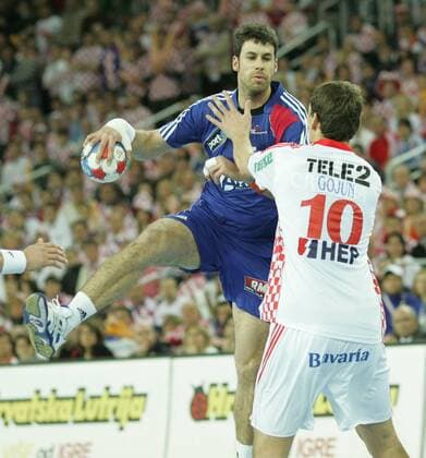Franck Junillon (Frankreich, li.) gegen Jakov Gojun (Kroatien) -  Handball Länderspiel Herren WM 2009, Nationalmannschaft, Nationaltrikot, Frankreich - Kroatien 19:22 Gruppe Zagreb Dynamik,