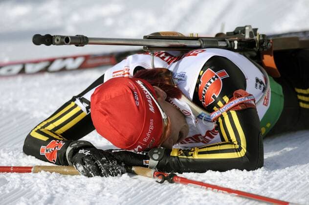Kati Wilhelm (Deutschland) liegt nach der 10km Verfolgung in Antholz völlig erschöpft am Boden Biathlon Damen Weltcup 2008 2009, Welt Cup, Worldcup, World, WC, 10km Verfolgung Einzelbild Antholz Erschöpfung,