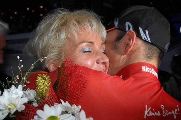 Erik Zabel (Deutschland) bejubelt mit Ehefrau Cordula seinen Sieg des Berliner Sechstagerennens 2009 Radsport Herren Berliner Sechstagerennen 2009, Sechstage, Sixdays, six days, sechs, 6 Gruppe Halle Berlin Freude,