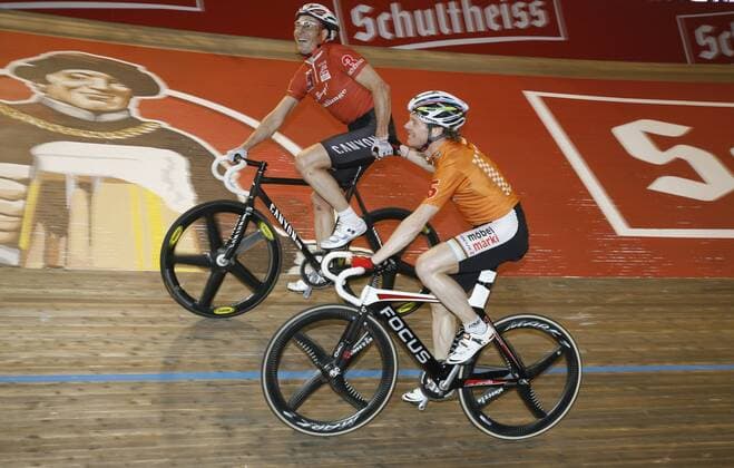 Erik Zabel (Deutschland, hi.) gewinnt die Große Jagd vor Bruno Risi (Schweiz) Radsport Herren 98. Berliner Sechstagerennen 2009, Sechstage, Sechs, Sixdays, six days Gruppe Berlin Freude,