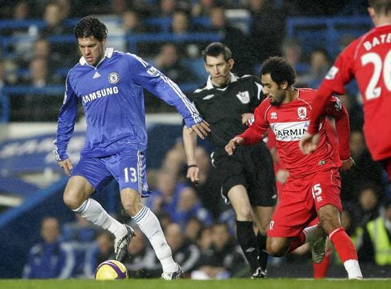 Michael Ballack (Chelsea, li.) gegen Mohamed Shawky (Middlesbrough) - EDITORIAL USE ONLY. No use with unauthorised audio, video, data, fixture lists, club league logos or live services. Online in-match use limited to 120 images, no video emulation. No use in betting, games or single club league player publications. Fußball Herren English Premier League 2008 2009, 1. Liga, Chelsea FC London - Middlesbrough FC 2:0 Gruppe London Dynamik,