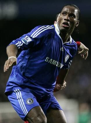Didier Drogba (Chelsea) im Duell - EDITORIAL USE ONLY. No use with unauthorised audio, video, data, fixture lists, club league logos or live services. Online in-match use limited to 120 images, no video emulation. No use in betting, games or single club league player publications. Fußball Herren English Premier League 2008 2009, 1. Liga, Chelsea FC London Einzelbild London Dynamik,