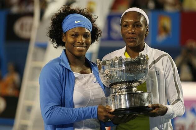 Venus (re.) und Serena Williams (beide USA) - Siegerinnen im Doppel der Australian Open 2009 Tennis Damen Australian Open 2009, Grand Slam, WTA Tour Gruppe Melbourne