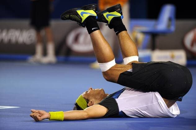 Rafael Nadal (Spanien) jubelt am Boden Tennis Herren Australian Open 2009, Grand Slam, ATP Tour Einzelbild Melbourne Freude, Erschöpfung,