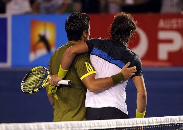 Rafael Nadal (re.) und Fernando Verdasco (beide Spanien) gehen gemeinsam vom Platz Tennis Herren Australian Open 2009, Grand Slam, ATP Tour Gruppe Melbourne Harmonie, Kameradschaft,