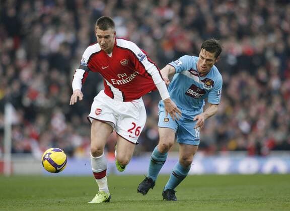 Nicklas Bendtner (Arsenal, li.) gegen Scott Parker (West Ham) - EDITORIAL USE ONLY. No use with unauthorised audio, video, data, fixture lists, club league logos or live services. Online in-match use limited to 120 images, no video emulation. No use in betting, games or single club league player publications. Fußball Herren English Premier League 2008 2009, 1. Englische Liga, Arsenal FC London - West Ham United 0:0 Gruppe London Dynamik,