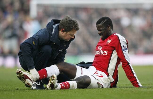 Emmanuel Eboue (Arsenal, re.) verletzt - EDITORIAL USE ONLY. No use with unauthorised audio, video, data, fixture lists, club league logos or live services. Online in-match use limited to 120 images, no video emulation. No use in betting, games or single club league player publications. Fußball Herren English Premier League 2008 2009, 1. Englische Liga, Arsenal FC London Gruppe London