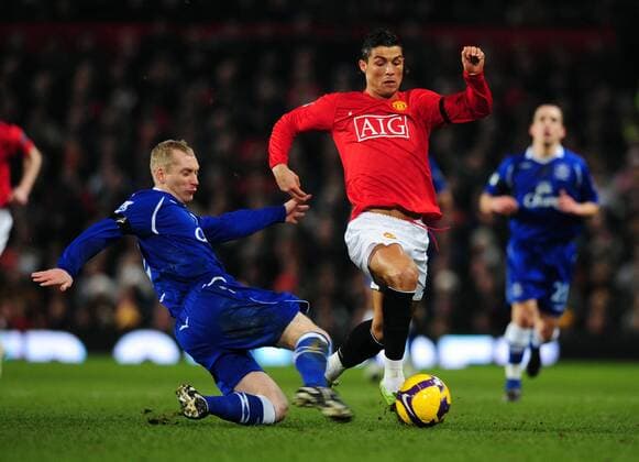 Cristiano Ronaldo (Manchester United, re.) gegen Tony Hibbert (Everton) - EDITORIAL USE ONLY. No use with unauthorised audio, video, data, fixture lists, club league logos or live services. Online in-match use limited to 120 images, no video emulation. No use in betting, games or single club league player publications. Fußball Herren English Premier League 2008 2009, 1. Englische Liga, Manchester United - FC Everton, ManU Gruppe Manchester Dynamik,